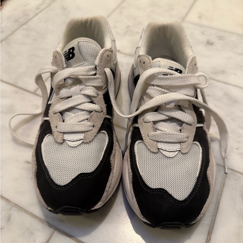 New Balance Black and White Sneakers Sporty Mesh Design